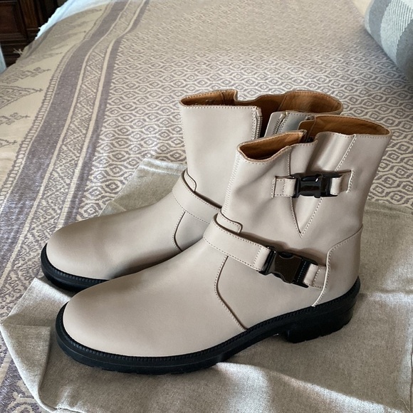 Aquatalia Lillie Leather Motorcycle Boot Taupe NWT - Picture 7 of 13